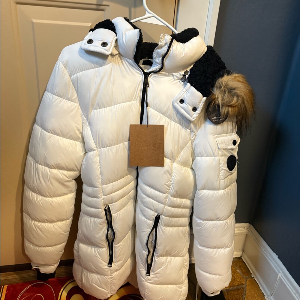 Steve Madden White Puffer Jacket with Hood and Quilted Design
